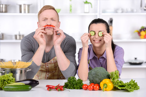 Zdjęcie przedstawia mężczyznę i kobietę w kuchni.