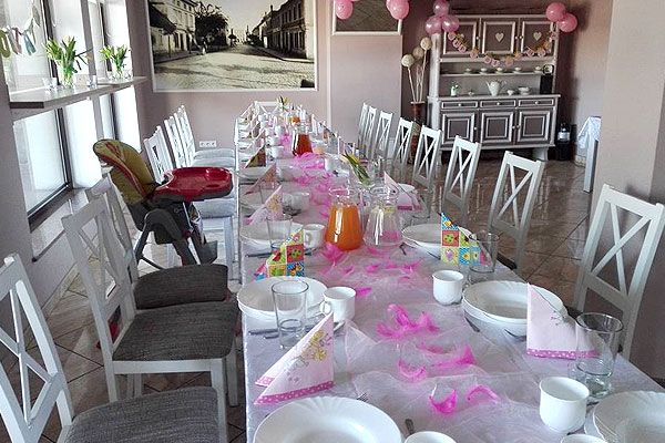 Zdjęcie przedstawia salę restauracji Rydzynianka przystrojoną na uroczystość urodzin