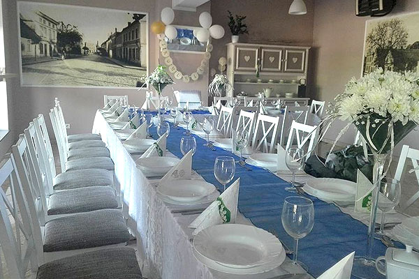 Zdjęcie przedstawia salę restauracji Rydzynianka przystrojoną na uroczystość Komunii Świętej