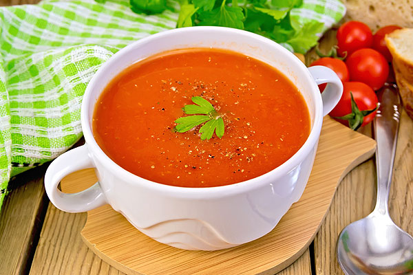 Zdjęcie przedstawia zupę pomidorową w kubku.