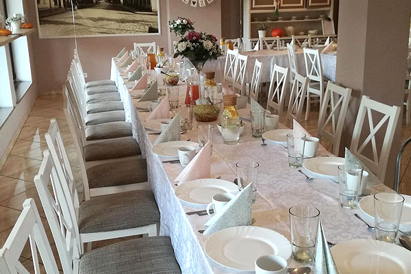 Zdjęcie przedstawia salę restauracji Rydzynianka przystrojoną na przyjęcie ślubne.